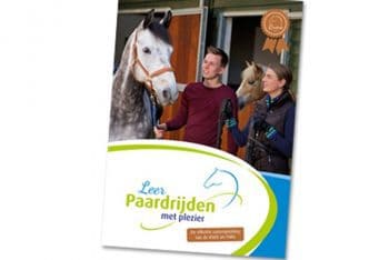 Lees meer over het artikel directeur FNRS en directeur KNHS op manege hillegom